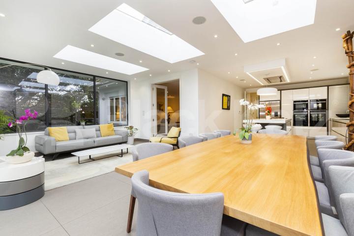 A beautifully presented 5 bedroom detached family home with luxury cinema room Barnet Gate Lane, Barnet